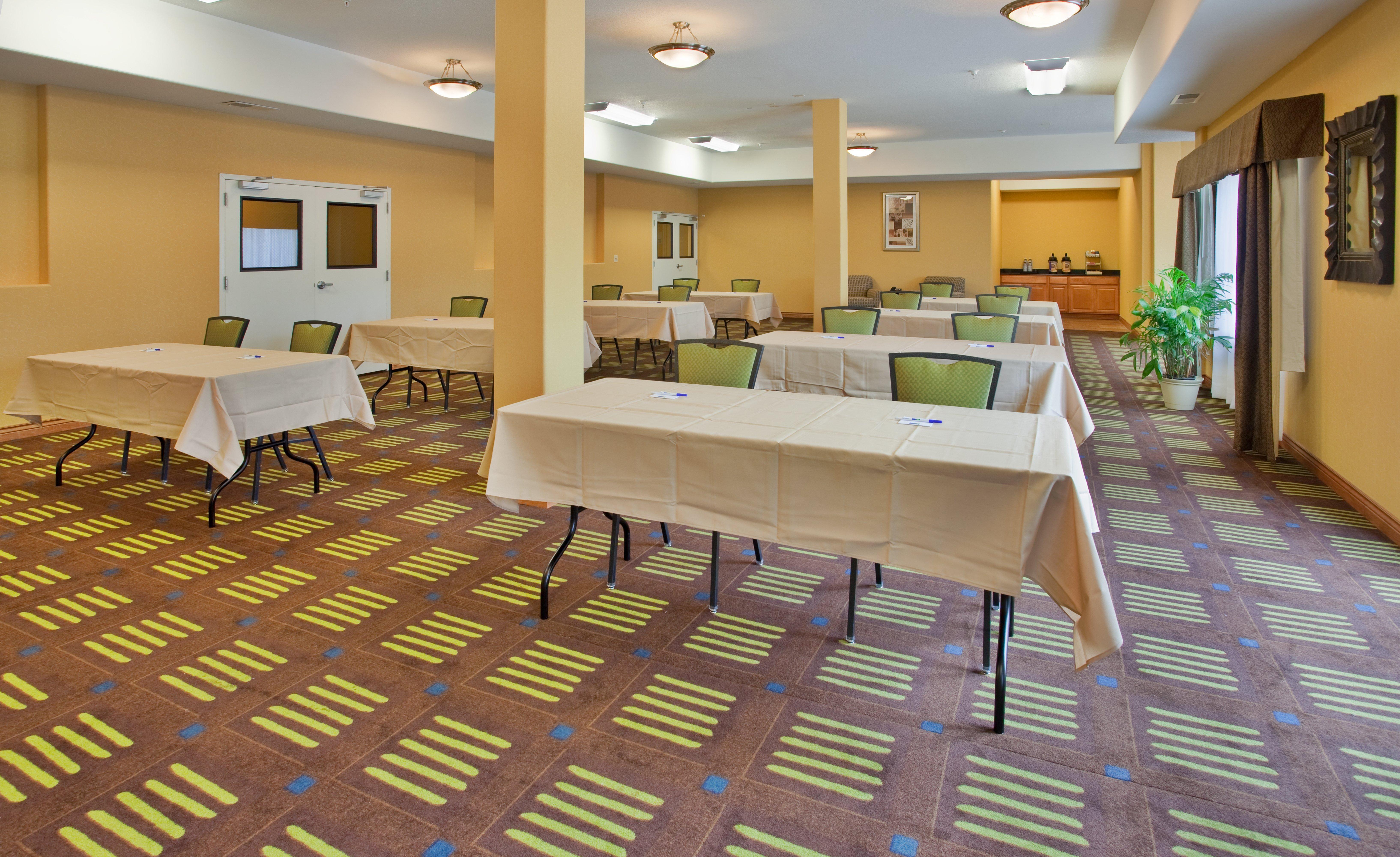 Holiday Inn Express Hotel & Suites Kansas City Sports Complex, An Ihg Hotel Facilities photo